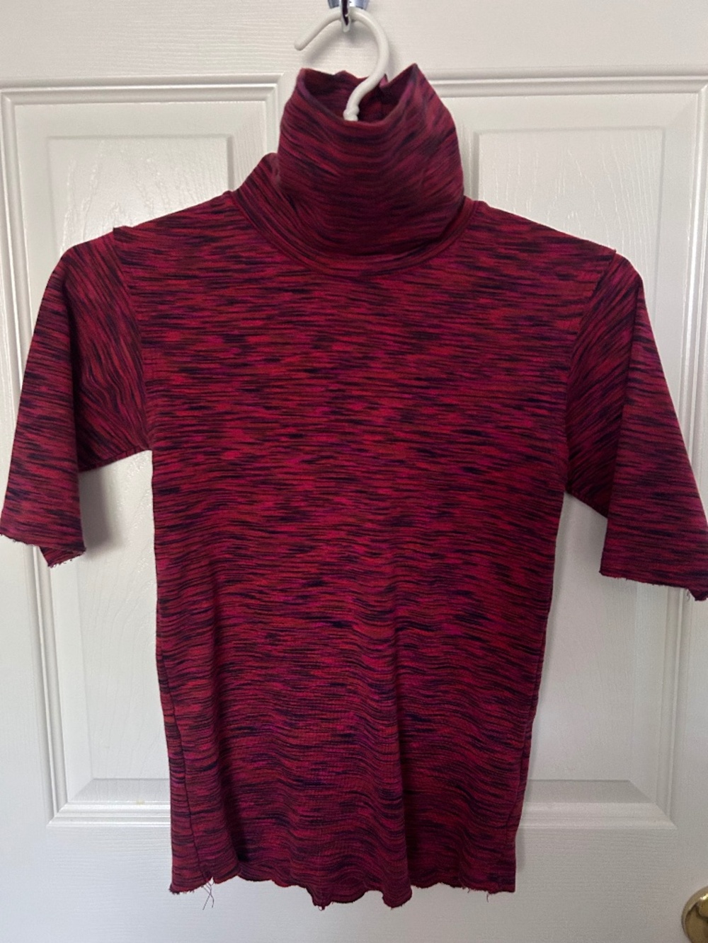 Mneck top, size M, excellent condition.